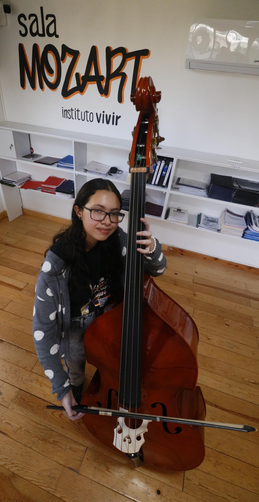 $!Tiene 14 años, toca el violín, el contrabajo, es campeona nacional de ajedrez, una alumna brillante y quiere dedicarse, por ahora, a ser concertista.