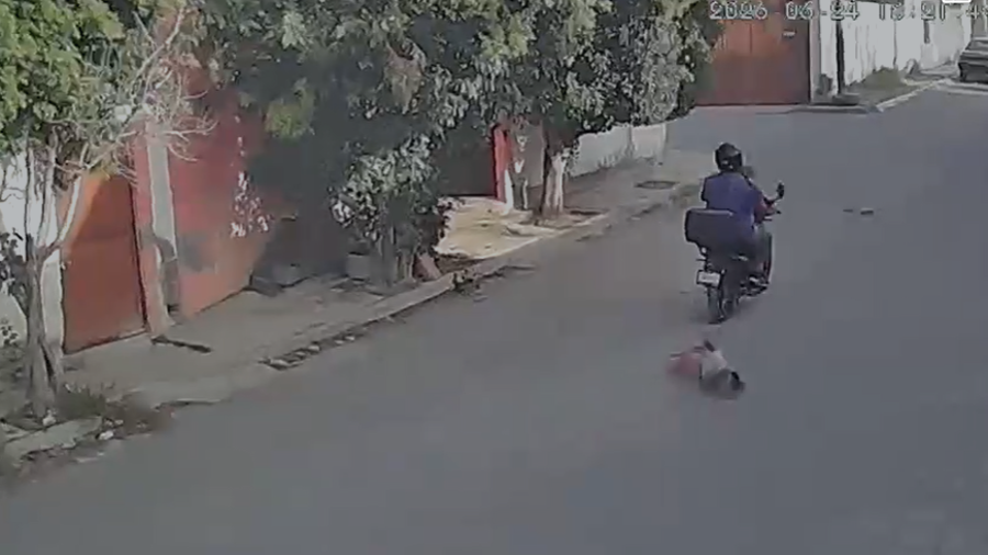 Cámaras de seguridad captaron el momento en que una motocicleta circulaba sobre la calle Atotonilco, en la colonia Independencia, segundos antes de impactar a una menor de 3 años que se encontraba en la vía pública.