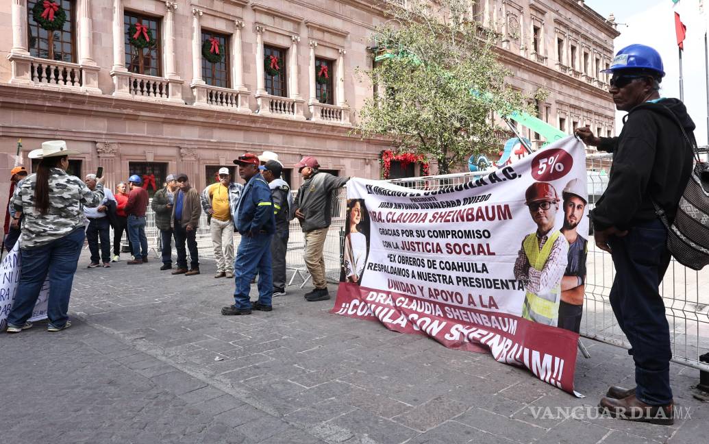 $!Frente a Palacio de Gobierno, los ex obreros exigieron una resolución por parte del Gobierno federal.
