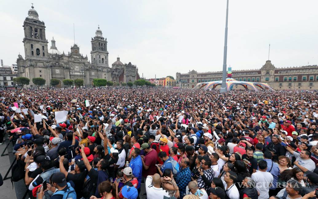$!Miles de personas acuden a la Noche de Primavera, en el Zócalo de la Ciudad de México, el pasado 25 de marzo.