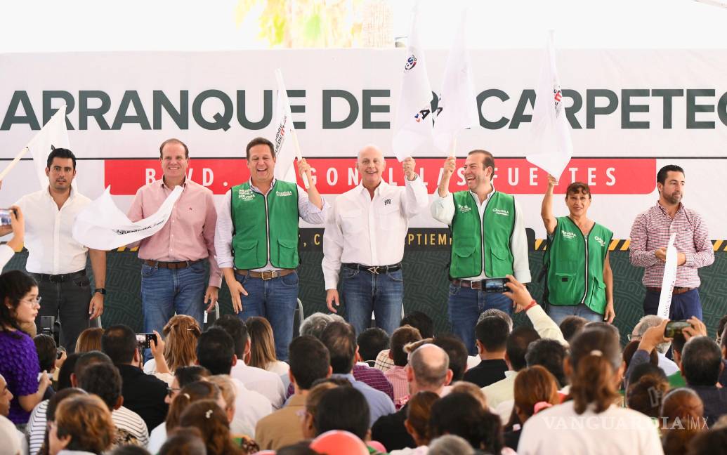 $!Hugo Dávila Prado y autoridades municipales acompañaron al alcalde en el arranque de obra.