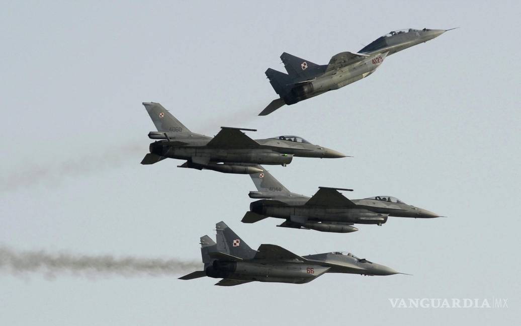 $!Dos aviones de combate MiG-29 de la fuerza aérea polaca vuelan en Radom, Polonia, el 27 de agosto de 2011. AP/Alik Keplicz