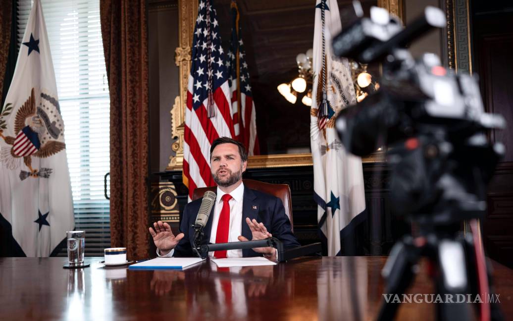 $!El vicepresidente JD Vance presenta un episodio de The Charlie Kirk Show en la Casa Blanca, tras el asesinato del presentador del programa en Washington.