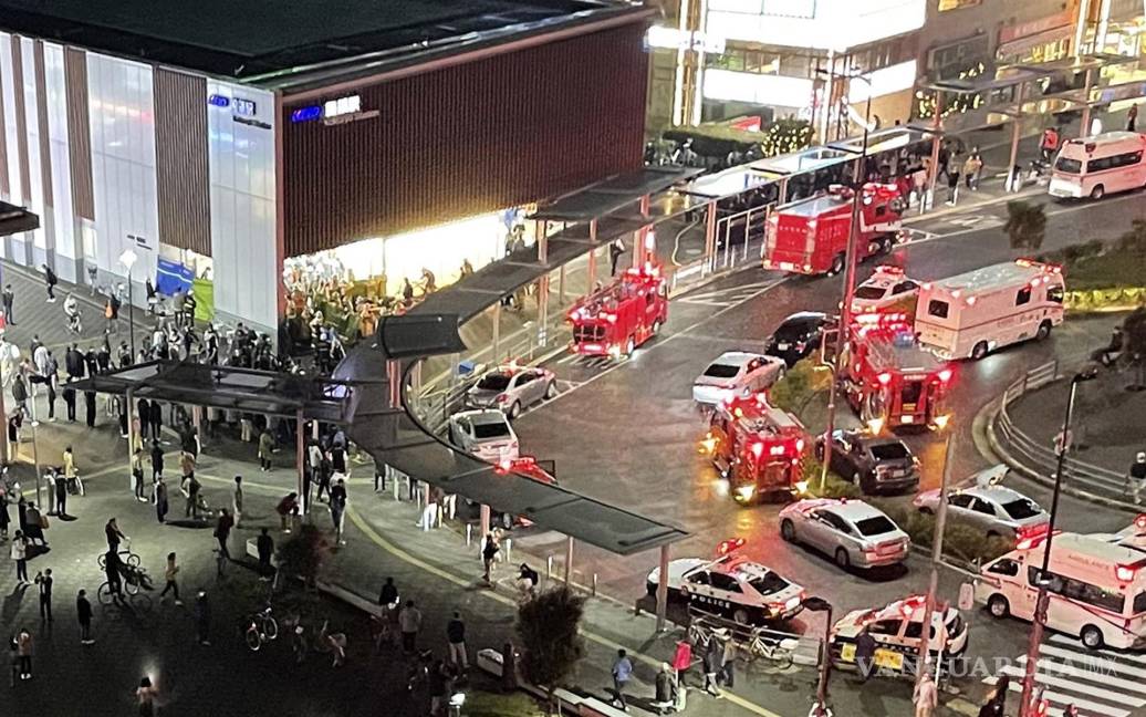 $!La televisión local mostró imágenes de policías, bomberos y paramédicos en el lugar, rescatando a pasajeros, sacando a algunos de ellos por las ventanas del vagón.