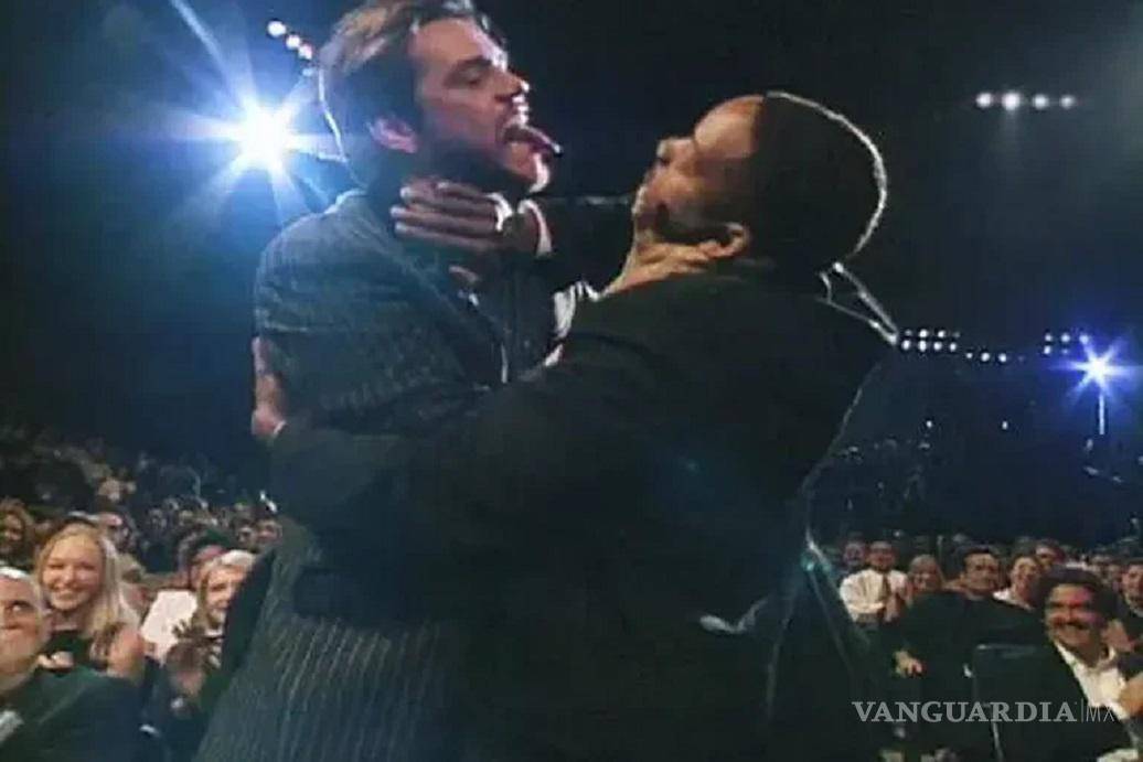 $!En otro momento de esos MTV Movie Awards, Jim Carrey trató de besar a Will Smith después de que este ganara el premio al “Mejor Beso”