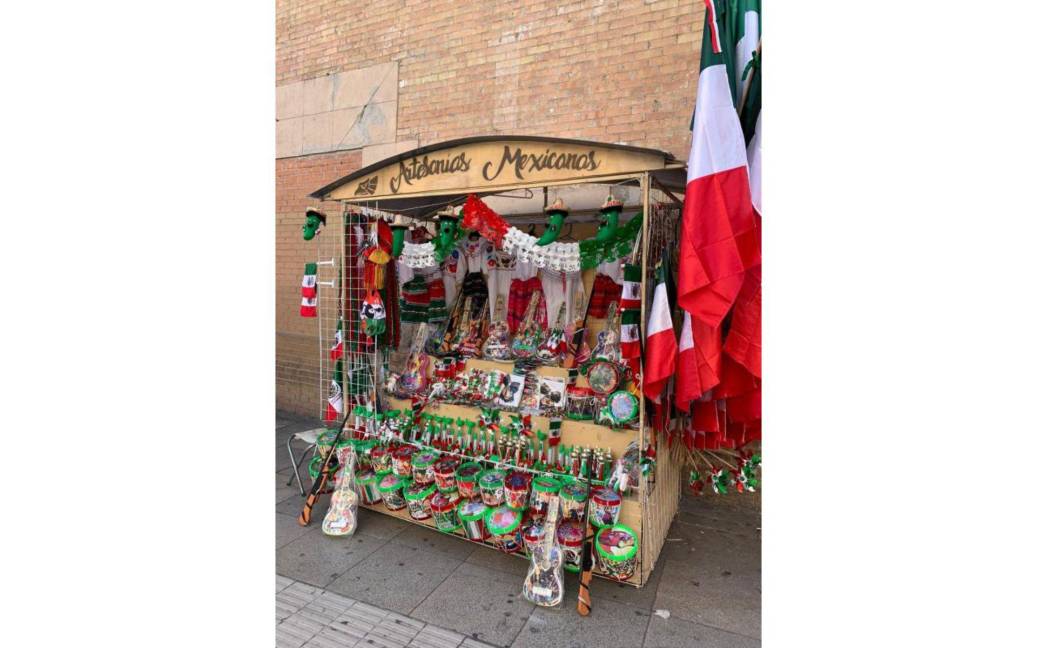 $!Los comerciantes hicieron un llamado a los saltillenses para comprar artículos típicos mexicanos originales y artesanías.