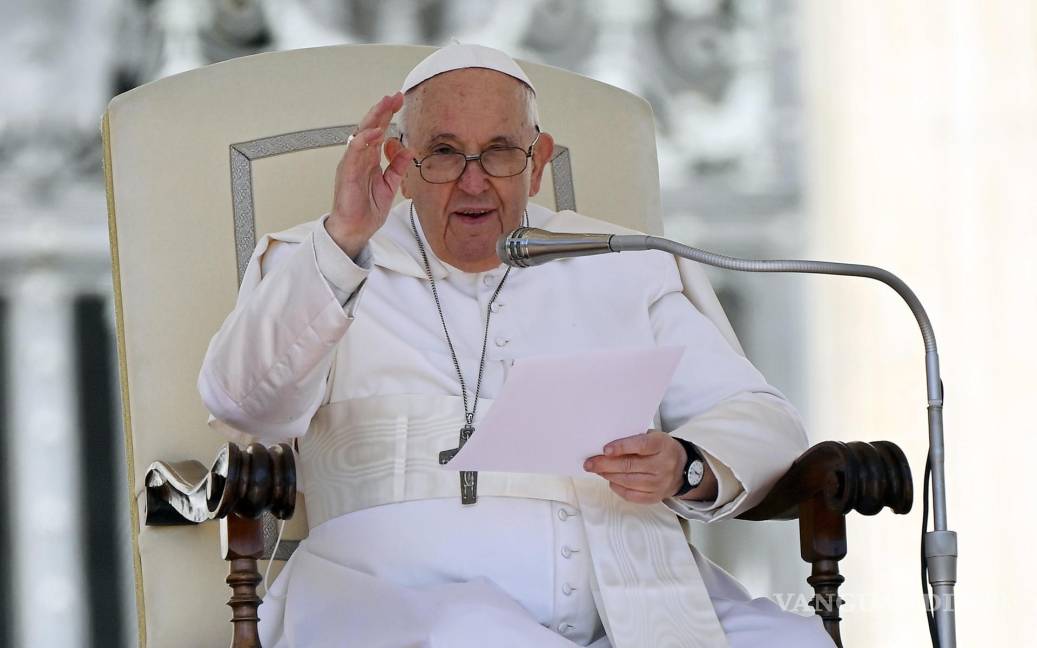 $!El Papa Francisco saluda a los fieles durante la Audiencia General en la plaza de San Pedro, Ciudad del Vaticano.
