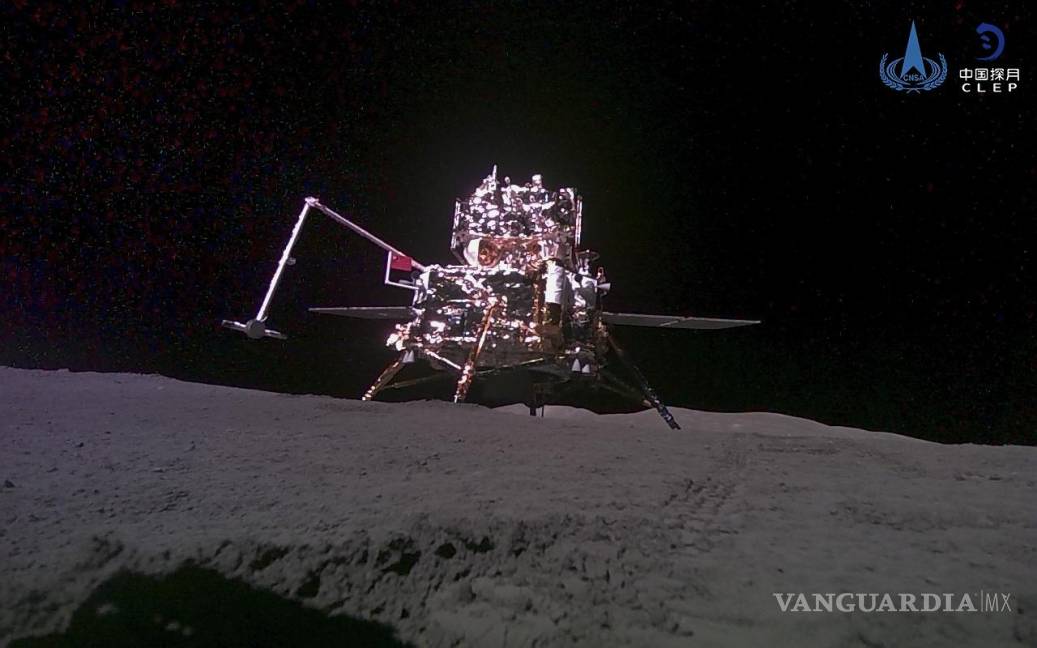 $!En la imagen la sonda lunar Chang'e 6 se ve una foto tomada desde un pequeño vehículo teledirigido tras llegar a la superficie de la Luna, el 4 de junio de 2024.