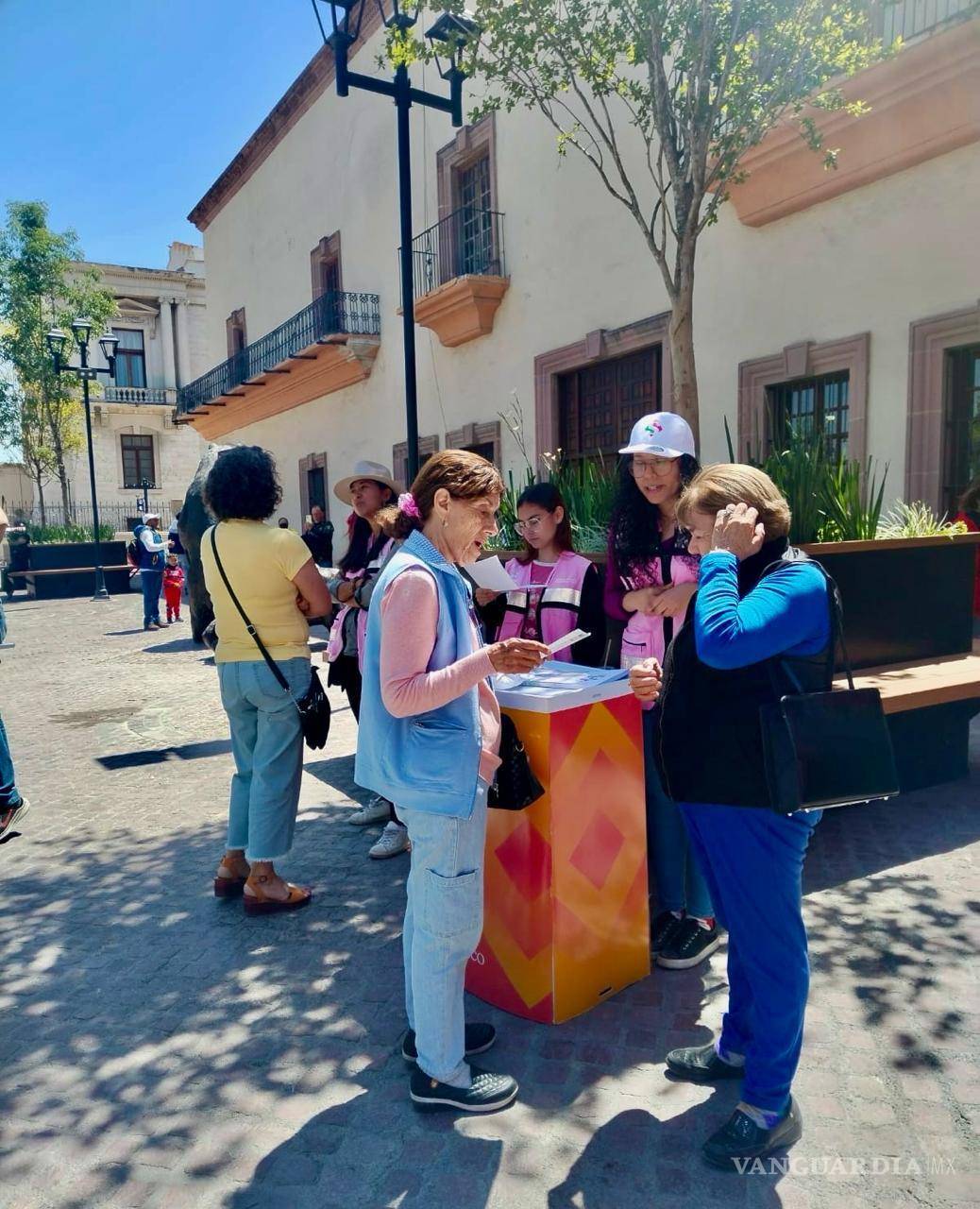 $!Visitantes a Saltillo pudieron recorrer el Paseo Capital, una de las atracciones de reciente creación.