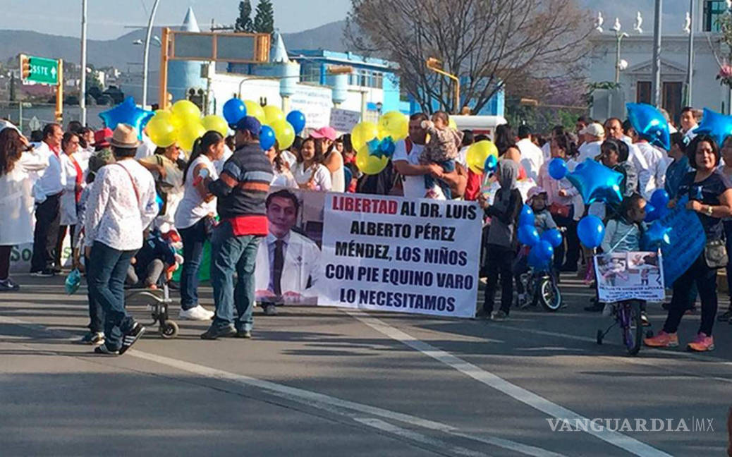 $!Médicos se manifiestan en Plaza de Armas en apoyo a colega oaxaqueño