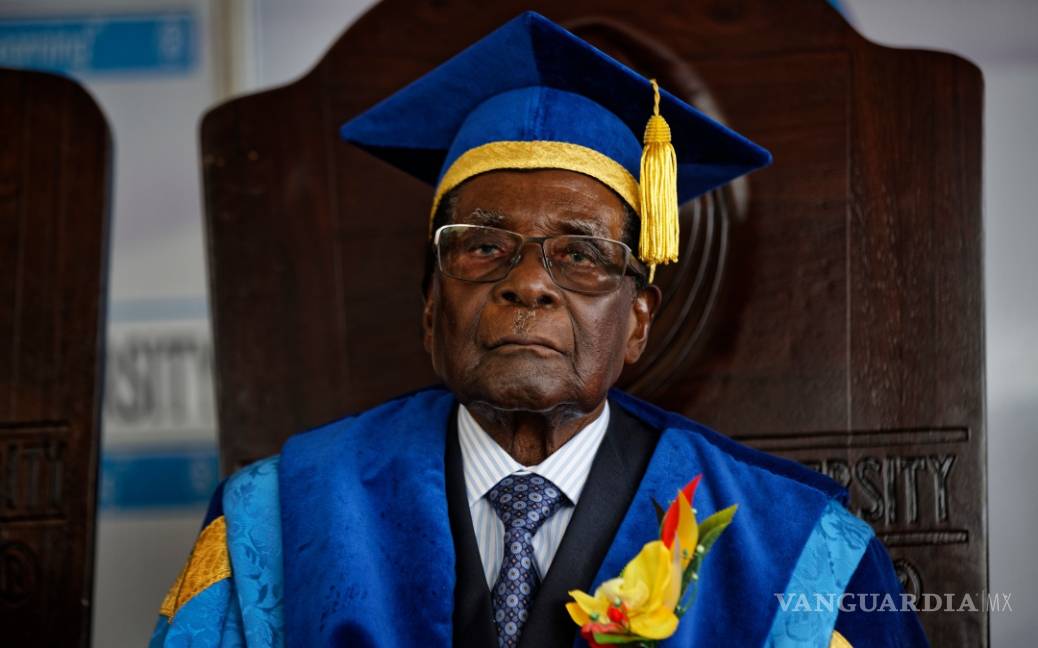 $!Aparece Robert Mugabe por primera vez en público tras golpe en Zimbabue