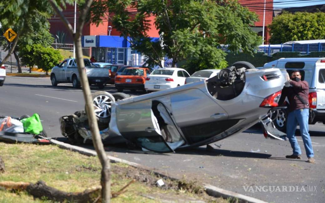 Por exceso de velocidad hombre vuelca en bulevar de Saltillo