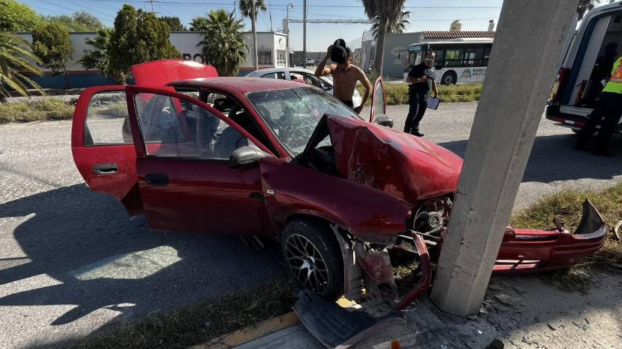 El Chevrolet Chevy rojo terminó impactado contra un poste en el Parque Industrial Ramos Arizpe.