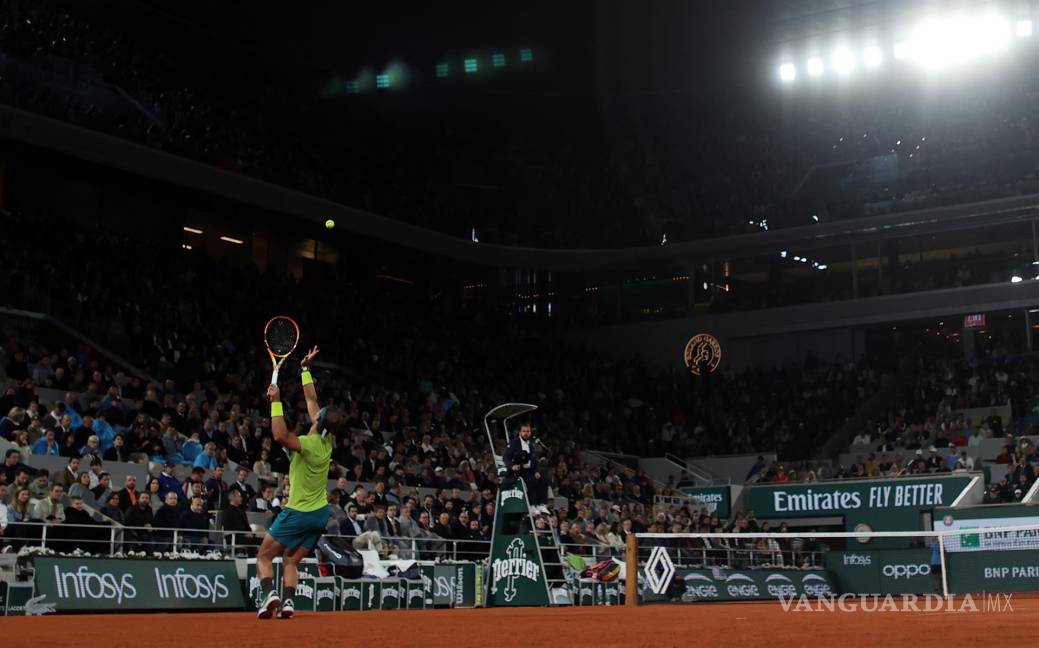 $!Rafael Nadal de España juega contra Novak Djokovic de Serbia en su partido de cuartos de final masculino durante el torneo de tenis del Abierto de Francia.