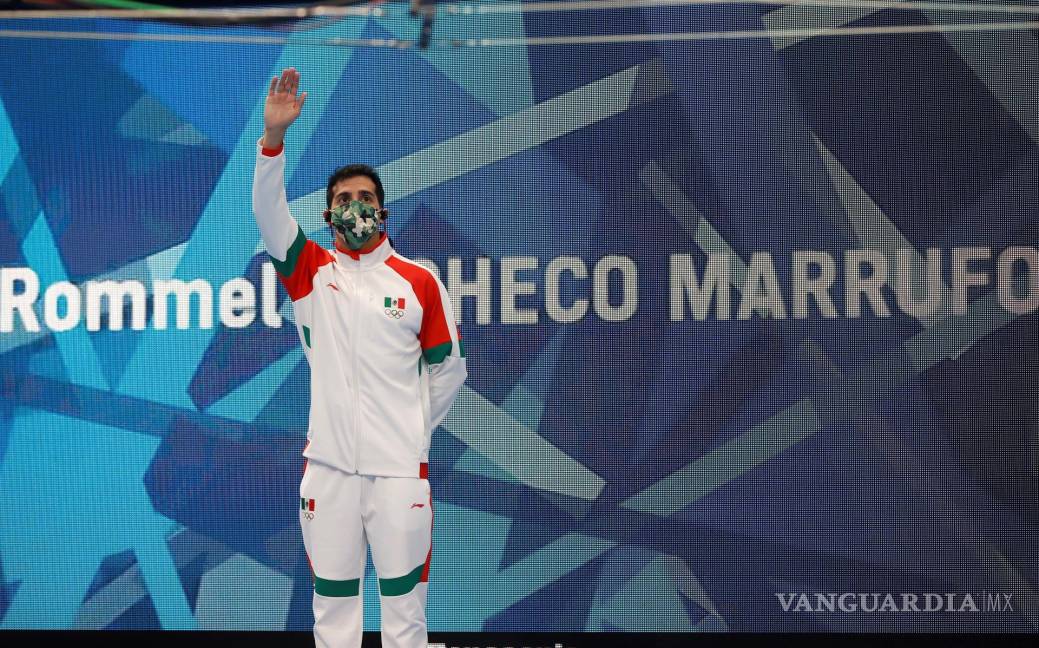 $!Rommel Pacheco de México saluda durante la final de trampolín 3m en los Juegos Olímpicos 2020 en el Centro Acuático de Tokio, Japón. EFE