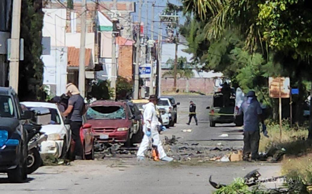 $!La explosión provocó daños en autos de vecinos, domicilios, ventanas y 3 policías resultaron heridos, dos hombres y una mujer. Los hechos en la avenida Los Pinos casi esquina República.