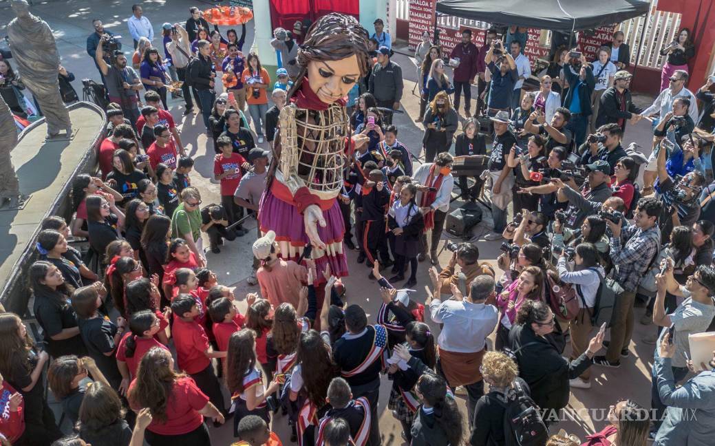 $!Amal, la marioneta de 3.5 metros que representa a una niña de 10 años refugiada de Siria que viaja por el mundo en busca de su madre, llegó a la ciudad de Tijuana.