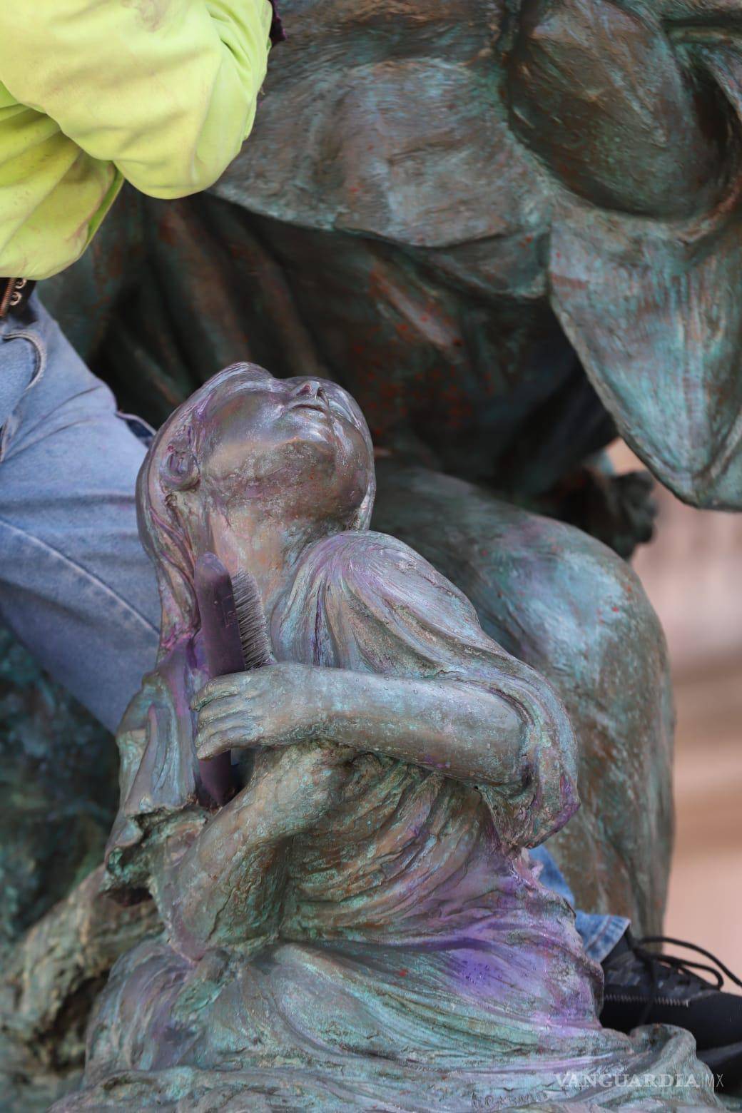 $!Cepillos metálicos en limpieza tras 8M alertan a restauradores: ‘le van a dar en la torre a escultura’