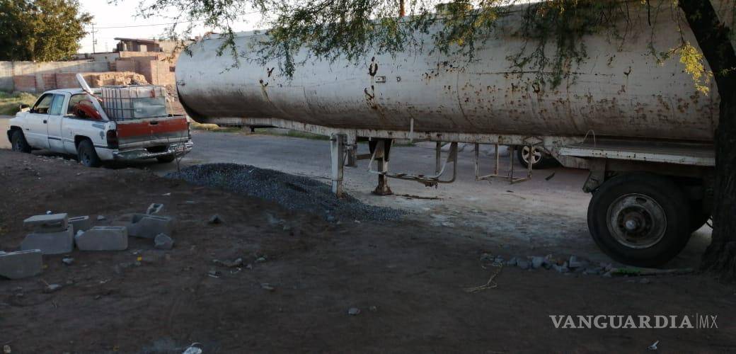 $!Hallan tubería de Simas bajo su casa en ejido de San Pedro, Coahuila; les piden moverla para conectarlos a la red de agua potable