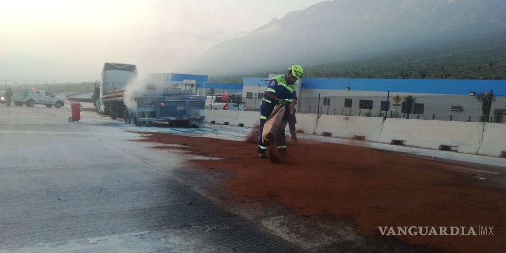 $!Tráiler choca contra caseta en la autopista Saltillo-Monterrey