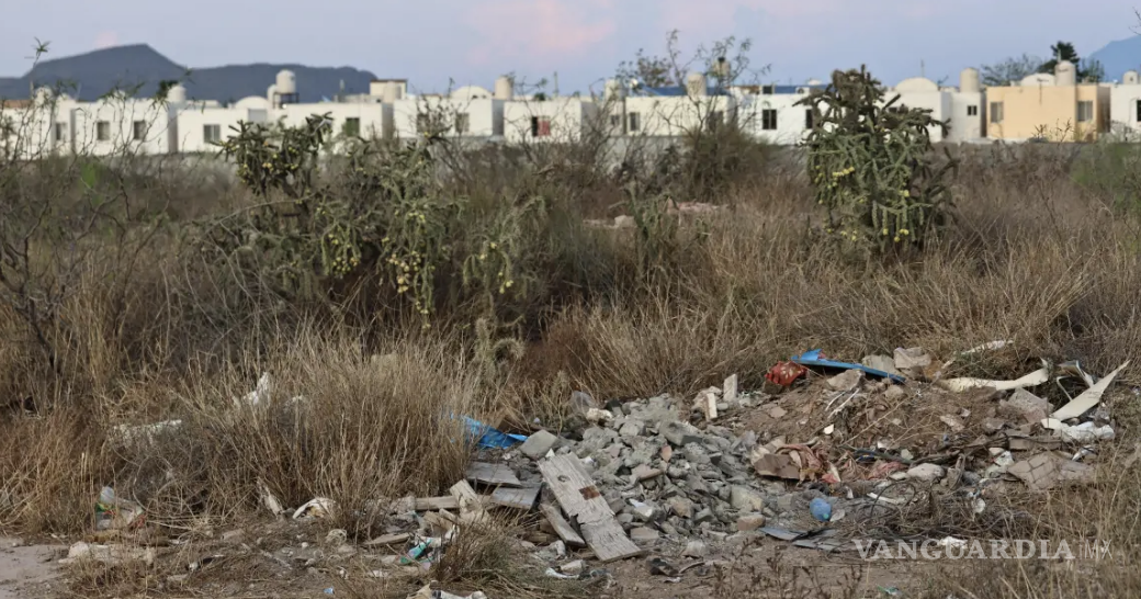 $!La acumulación de escombro y residuos se suma a las condiciones que habitantes del poniente han denunciado desde hace meses en los alrededores de sus colonias.