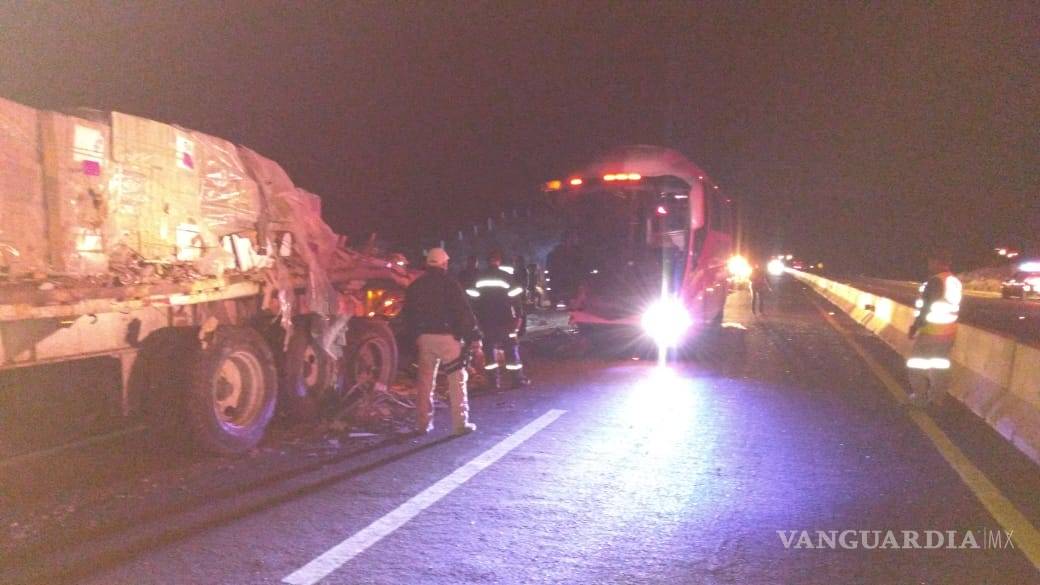 $!Choque en autopista Gómez Palacio-Durango deja un muerto y 18 lesionados