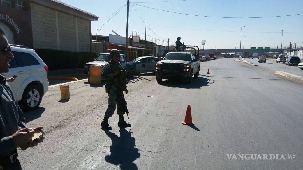 $!Inspectores, policías y soldados revisan yonkes en Torreón