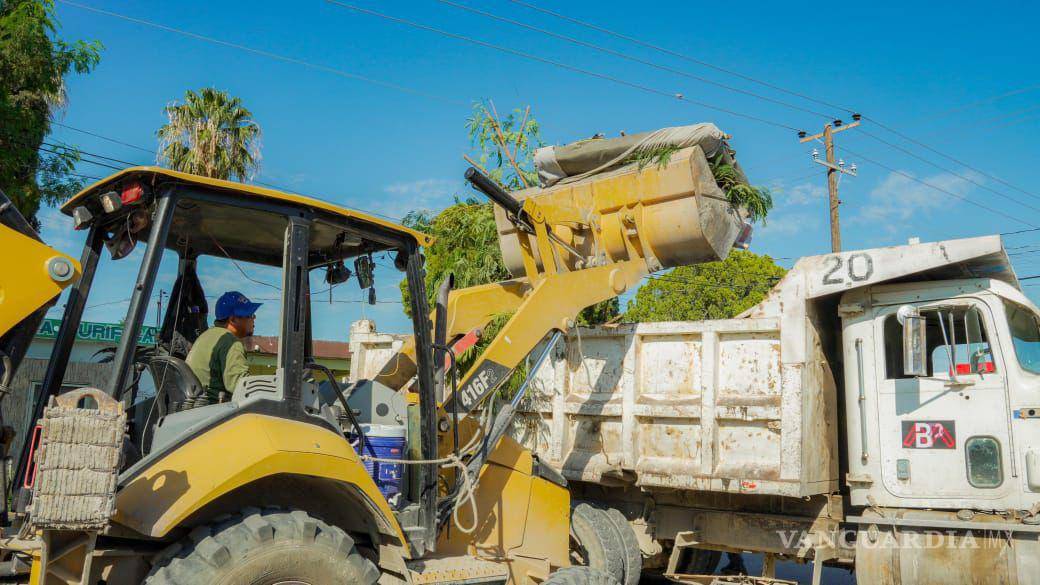 $!Se necesitó de maquinaria pesada por la enorme acumulación de basura.