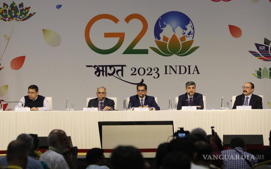 $!El sherpa del G20 de la India, Amitabh Kant (c) en una conferencia de prensa en el centro internacional de medios del G20 en Nueva Delhi, India.