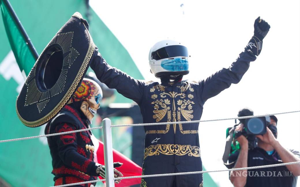 $!Un aficionado vestido con traje de mariachi anima en el Gran Premio de Fórmula Uno de México que se realiza en el Autódromo Hermanos Rodríguez en Ciudad de México. EFE/Mario Guzman