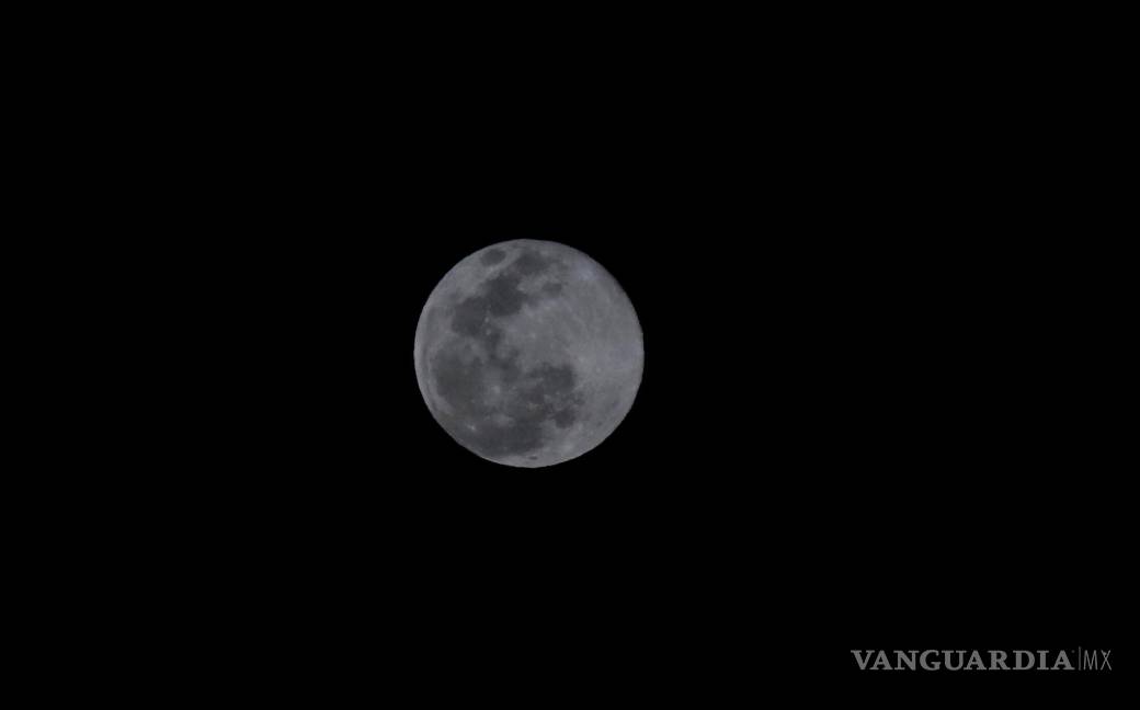 $!La luna se pudo apreciar un poco más pequeña que cuando es completamente llena.