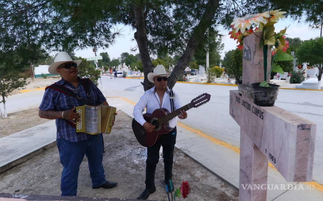 $!La música no puede faltar en los cementerios en el Día de los Fieles Difuntos.