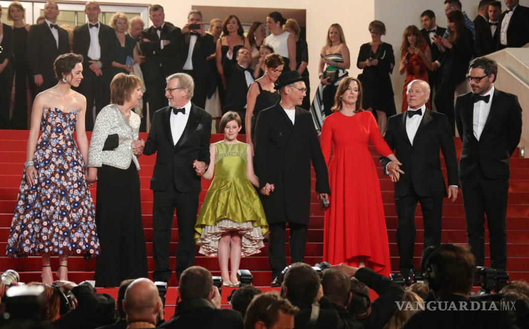 $!La alfombra roja de Cannes se llena de fantasía con Spielberg