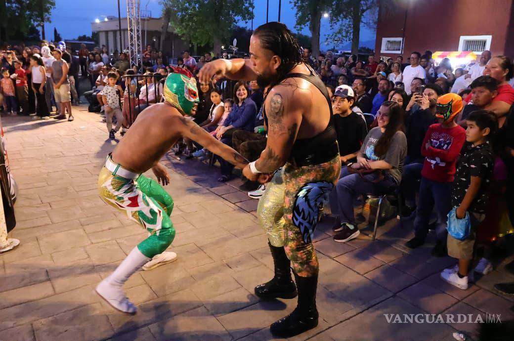 $!Cinco combates mantuvieron al público al filo de la butaca durante la función gratuita realizada en la Plaza de las Ciudades Hermanas.