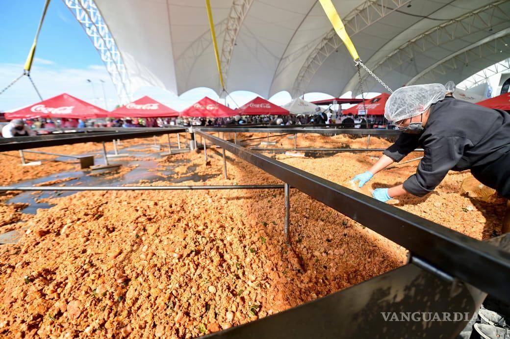$!Cientos de personas, entre chefs y estudiantes, colaboraron en la elaboración del platillo.