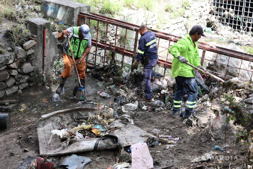 $!Brigadas municipales retiraron basura, escombro y maleza del arroyo La Tórtola, en el Centro Histórico.