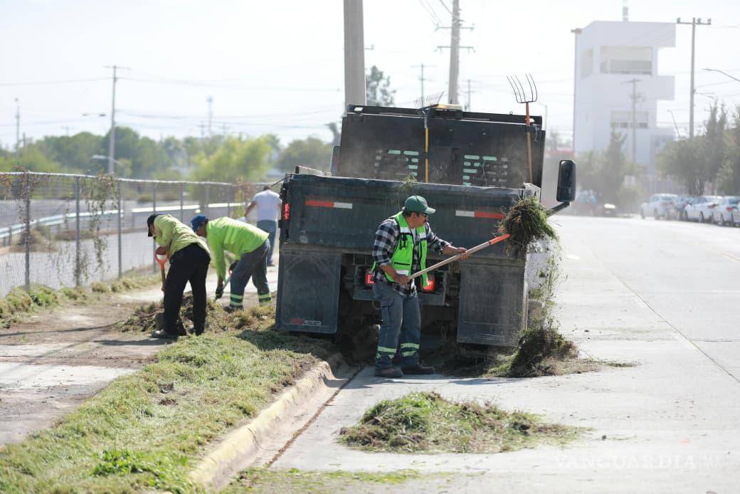 $!El personal municipal realizó labores de deshierbe y limpieza profunda en los callejones de la colonia Morelos.