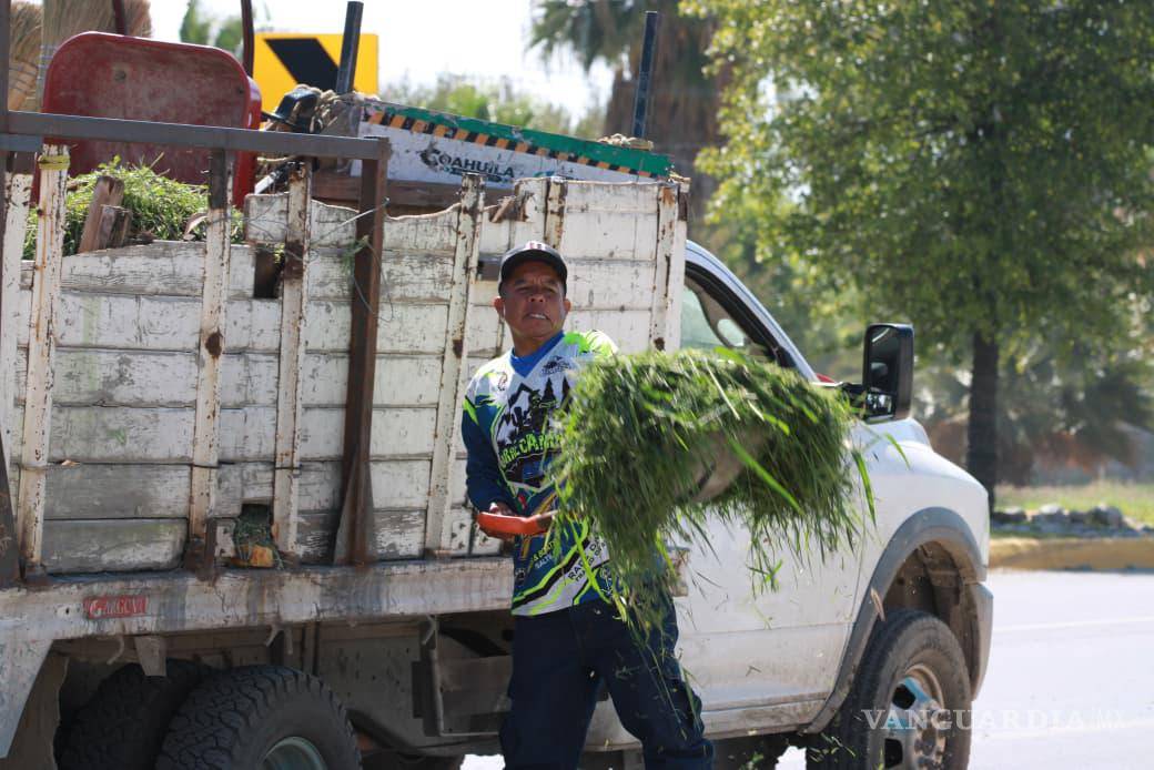 $!Cuadrillas municipales retiraron basura, escombro y maleza acumulados en el cauce del arroyo Pereyra, al sur de Saltillo.