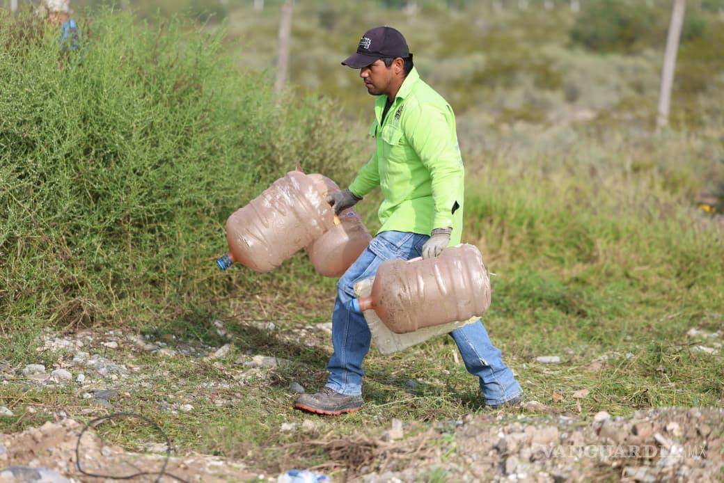 $!Cuadrillas municipales retiran basura y maleza del cauce ubicado en el cruce de los bulevares El Minero y Centenario de Torreón.