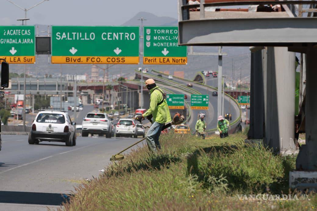 $!En el bulevar Fundadores se efectuaron trabajos de limpieza, retiro de basura y preparación del terreno para la plantación de árboles.