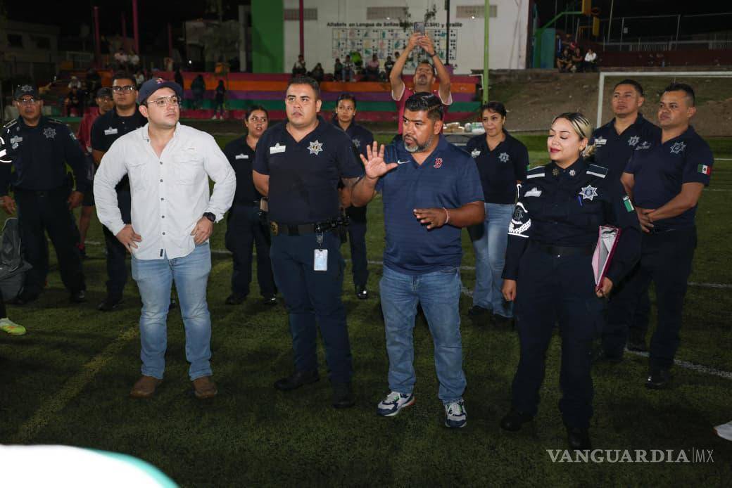 $!Elementos de la Policía Municipal participan en las actividades deportivas como parte de la estrategia de proximidad social.