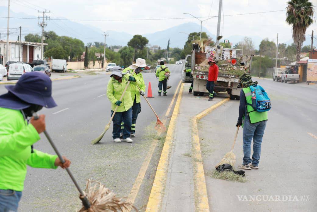 $!Personal municipal realizó el deshierbe y limpieza profunda en camellones del bulevar Jesús Valdés Sánchez para mejorar la visibilidad vial.