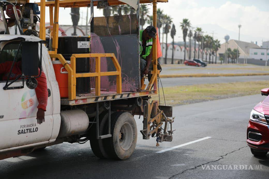 $!Brigadas municipales realizaron la delimitación de carriles centrales del bulevar Vito Alessio Robles.