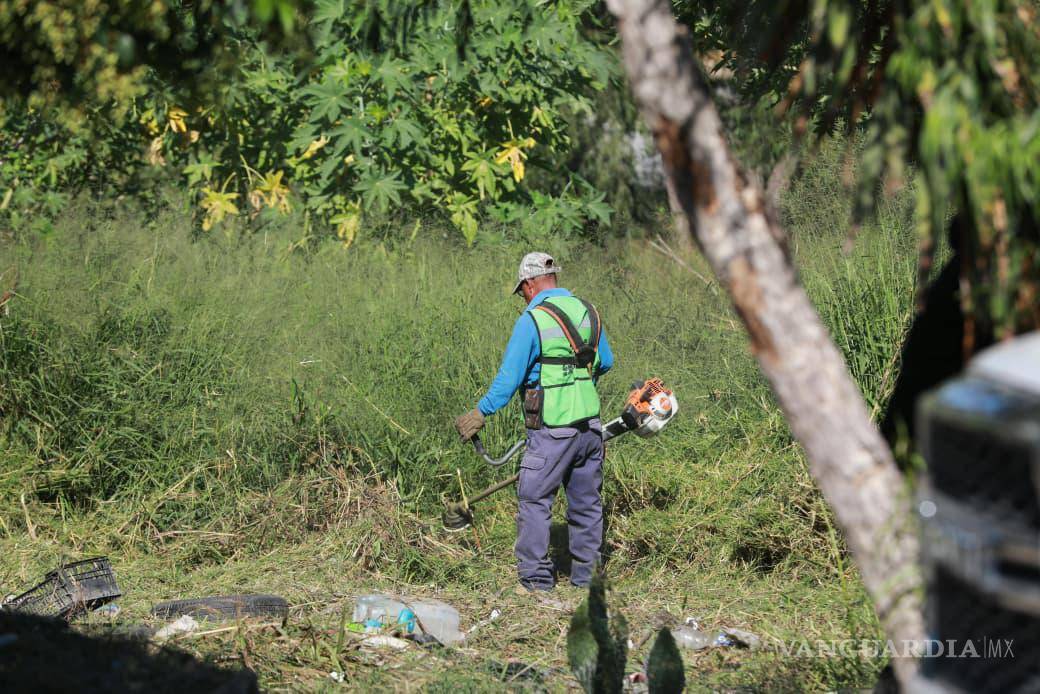 $!Brigadas de “Aquí Andamos” realizaron labores de limpieza y retiro de escombro en el arroyo Ceballos.