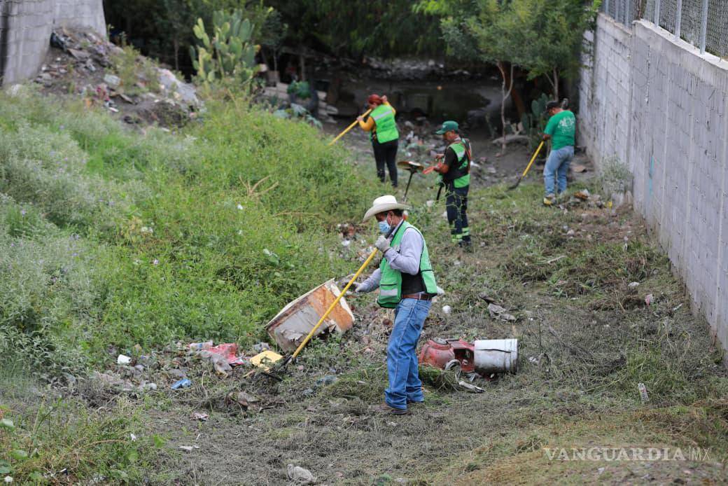 $!Los trabajos de limpieza y desazolve se extendieron a la lateral del bulevar Fundadores, al oriente de Saltillo.