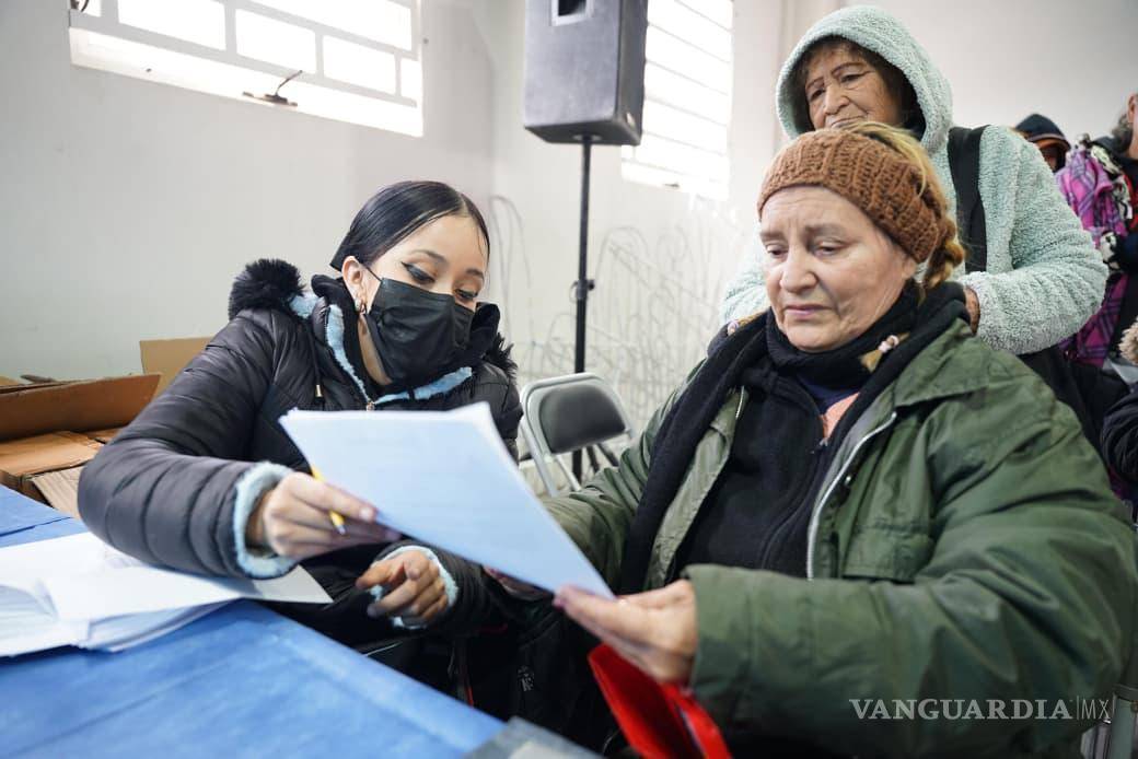 $!Personal del DIF Saltillo realiza la revisión y actualización de datos de beneficiarios en la zona urbana como parte del proceso rumbo a 2026.