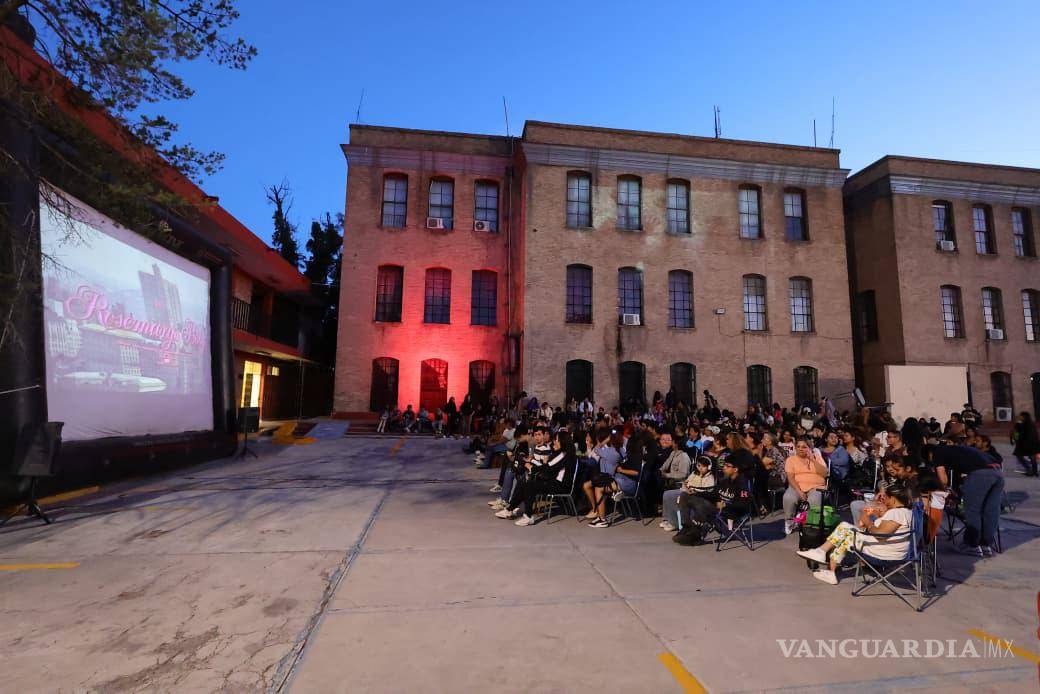 $!El cine tuvo su espacio con la película ‘Rosemary’s Baby’ (1968), del director Roman Polanski, proyectada en la Benemérita Escuela Normal de Coahuila.