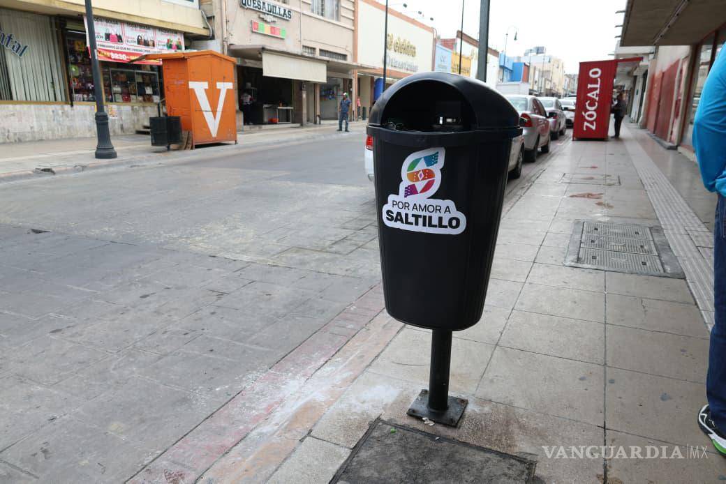 $!Los trabajos municipales incluyen la instalación de recipientes para residuos en el Centro Histórico, con el propósito de evitar la acumulación de basura.