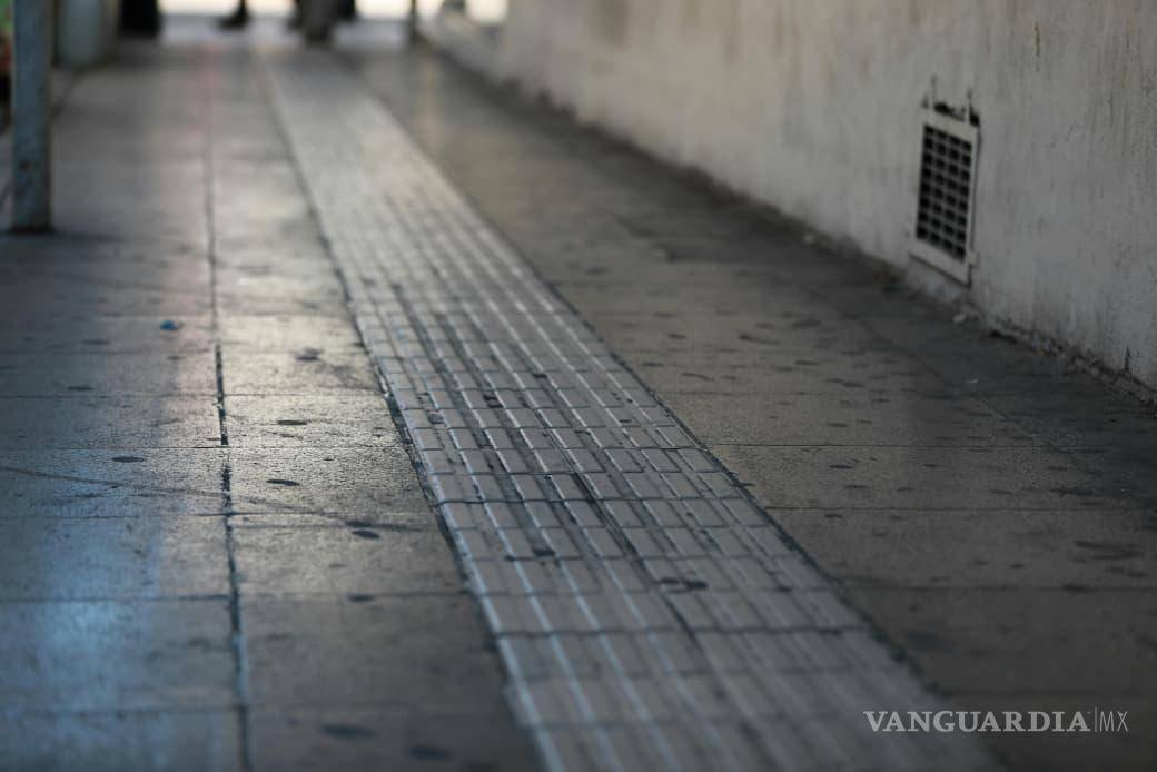 $!Personal municipal realiza labores de limpieza nocturna con hidrolavado en las banquetas de la calle Juan Aldama, en el Centro Histórico.