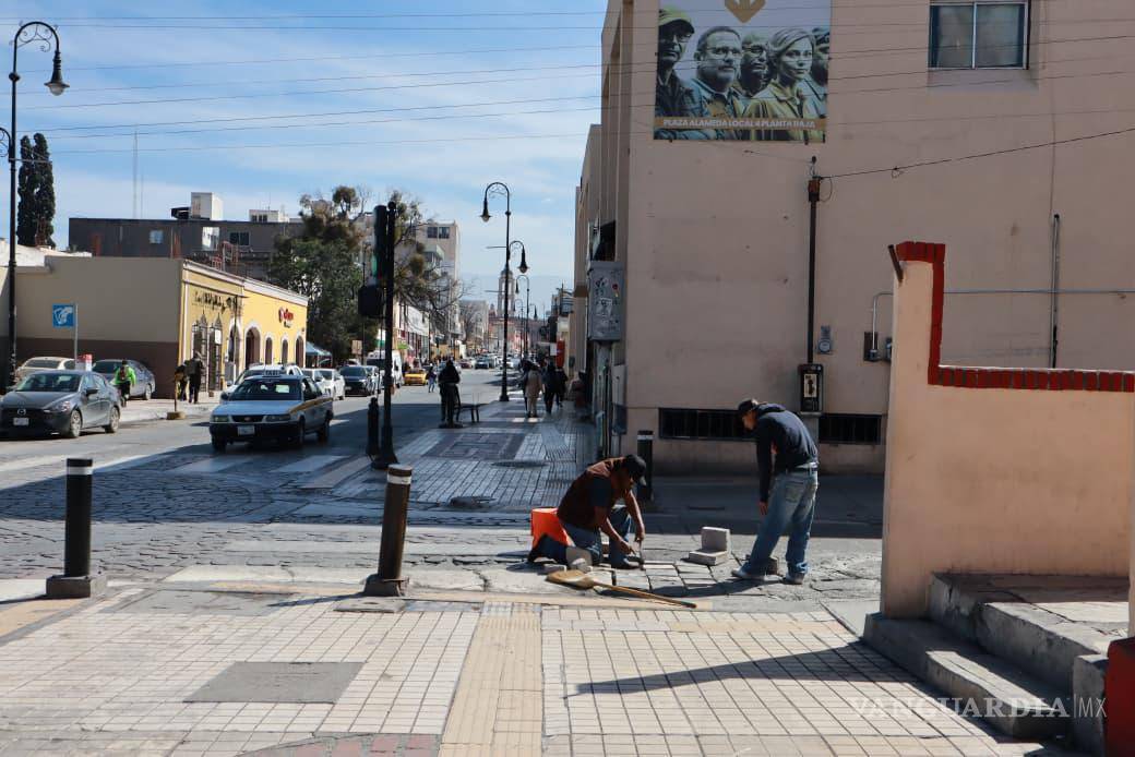 $!Las labores reducen riesgos de accidentes al eliminar hundimientos y pavimento dañado.